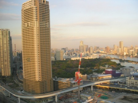 Un grattacielo nella zona portuale di Tokyo